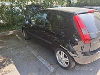 Usata Ford Fiesta 80 CV (58 kW) 2005 Nero Utilitaria