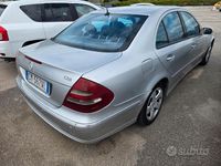 Usado Mercedes E320 Avantgarde 204 CV (150 kW) 2004 Gris Berlina