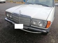 Usata Mercedes 200 109 CV (80 kW) 1981 Bianco Berlina