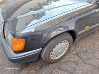 Usata Mercedes E200 122 CV (89 kW) 1987 Grigio Berlina