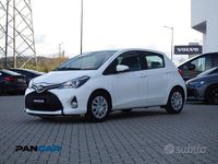 Usata Toyota Yaris Cool 69 CV (50 kW) 2015 Bianco Utilitaria