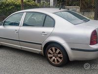 Usata Skoda Superb 130 CV (95 kW) 2004 Grigio Berlina