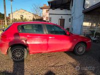 Begagnad Alfa Romeo 147 116 HK (85 kW) 2003 Röd Halvkombi