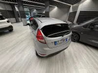 Usado Ford Fiesta 97 HP (71 kW) 2013 Cinzento Sedan