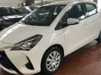 Usata Toyota Yaris Hybrid Cool 73 CV (53 kW) 2019 Bianco Berlina