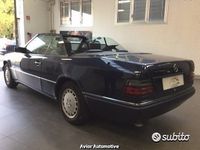 Usata Mercedes E200 135 CV (99 kW) 1994 Blu Cabrio