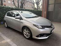Usata Toyota Auris Hybrid Lounge 99 CV (72 kW) 2018 Argento Berlina