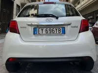 Usata Toyota Yaris Lounge 69 CV (50 kW) 2015 Bianco Utilitaria
