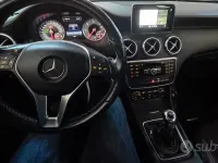 Usado Mercedes A180 109 CV (80 kW) 2015 Gris Berlina