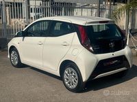 Usata Toyota Aygo Connect Style 72 CV (52 kW) 2021 Bianco Utilitaria