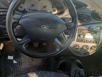 Usata Ford Focus Zetec 100 CV (73 kW) 2000 Grigio Berlina