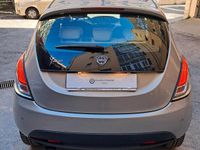 Usata Lancia Ypsilon Gold 69 CV (50 kW) 2015 Argento Utilitaria