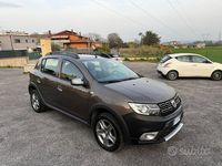 Usata Dacia Sandero Lauréate 75 CV (55 kW) 2017 Marrone Berlina