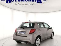 Usata Toyota Yaris Lounge 69 CV (50 kW) 2015 Beige(met.) Berlina