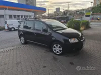 Käytetty VW Touran 105 HP (77 kW) 2006 Musta Tila-auto