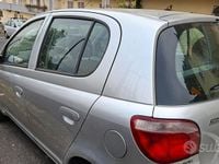 Usata Toyota Yaris Sol 68 CV (50 kW) 2002 Grigio Berlina