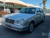 Usata Mercedes E200 Elegance 186 CV (136 kW) 1998 Grigio Berlina
