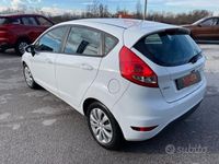 Usata Ford Fiesta 70 CV (51 kW) 2011 Bianco Utilitaria
