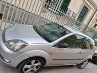 Usata Ford Fiesta 107 CV (78 kW) 2006 Grigio Utilitaria