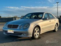 Usata Mercedes E220 Avantgarde 150 CV (110 kW) 2003 Argento Berlina