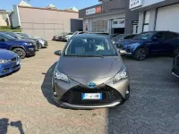 Usata Toyota Yaris Hybrid Style 73 CV (53 kW) 2018 Grigio scuro Berlina