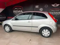 Usata Ford Fiesta Ghia 68 CV (50 kW) 2005 Grigio Utilitaria