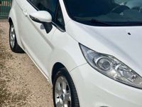 Usata Ford Fiesta Titanium 82 CV (60 kW) 2010 Bianco Utilitaria