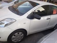 Usata Toyota Yaris 69 CV (50 kW) 2011 Bianco Berlina