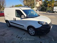 Usata Fiat Doblò Lounge 105 CV (77 kW) 2021 Bianco pastello Monovolume