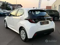 Usata Toyota Yaris Hybrid Active 92 CV (67 kW) 2025 Bianco Berlina
