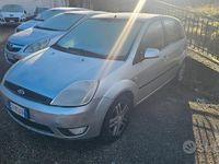 Usata Ford Fiesta Ghia 67 CV (49 kW) 2006 Grigio Berlina