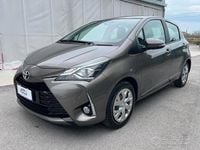 Usata Toyota Yaris Active 69 CV (50 kW) 2018 Marrone Berlina