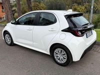 Usata Toyota Yaris Hybrid Active 92 CV (67 kW) 2024 Bianco Berlina