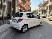 Usata Toyota Yaris Lounge 90 CV (66 kW) 2012 Bianco Berlina