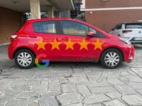 Usata Toyota Yaris Hybrid Cool 73 CV (53 kW) 2017 Rosso Berlina