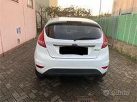 Usata Ford Fiesta Titanium 97 CV (71 kW) 2010 Bianco Berlina