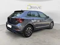 Usata VW Polo Life 95 CV (69 kW) 2023 Grigio Utilitaria