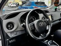 Begagnad Toyota Yaris Hybrid Active 73 HK (53 kW) 2017 Grå Sedan