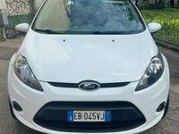 Usata Ford Fiesta 90 CV (66 kW) 2012 Bianco Utilitaria