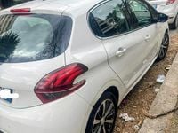 Gebraucht Peugeot 208 Allure 82 PS (60 kW) 2017 Weiß Kleinwagen