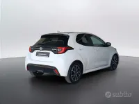 Usata Toyota Yaris Hybrid Lounge 92 CV (67 kW) 2022 Bianco Berlina