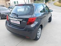 Usata Toyota Yaris 69 CV (50 kW) 2015 Grigio Berlina
