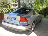 Usata Volvo S60 140 CV (102 kW) 2002 Argento Berlina