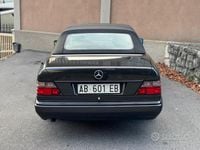 Usata Mercedes E200 135 CV (99 kW) 1994 Nero Cabrio