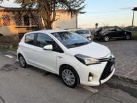 Usata Toyota Yaris Hybrid Cool 75 CV (55 kW) 2015 Bianco Berlina