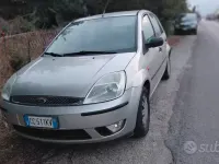 Usata Ford Fiesta Ghia 80 CV (58 kW) 2002 Grigio Utilitaria
