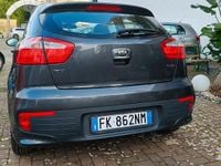 Usata Kia Rio Active 74 CV (54 kW) 2017 Grigio Berlina