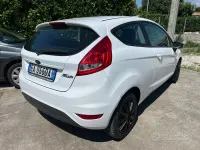Usata Ford Fiesta 82 CV (60 kW) 2009 Bianco Berlina