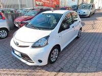 Usata Toyota Aygo Connect Style 68 CV (50 kW) 2012 Bianco Utilitaria