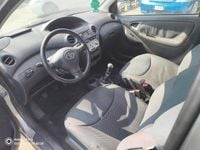 Usata Toyota Yaris 65 CV (47 kW) 2004 Argento Berlina